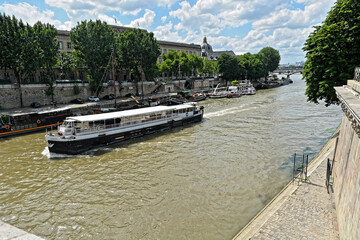 Fototapeta premium Summer Paris, embankment of the Seine.