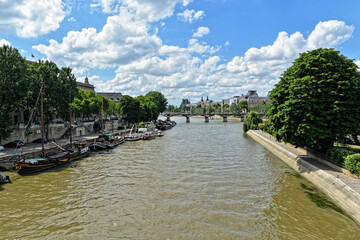 Fototapeta na wymiar Summer Paris, embankment of the Seine.