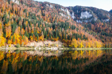 Paysage d'automne au barrage du Châtelot, sur le cours du Doubs à la frontière entre la France et la Suisse