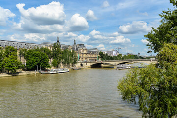 Naklejka premium Summer Paris, embankment of the Seine.