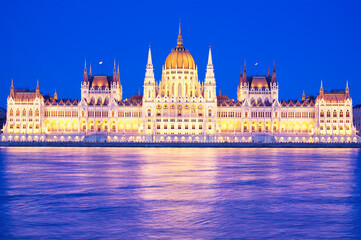 Fototapeta premium Parliament at night Budapest Hungary