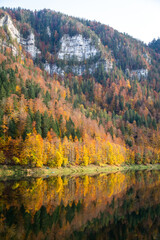 Paysage d'automne au barrage du Châtelot, sur le cours du Doubs à la frontière entre la France...