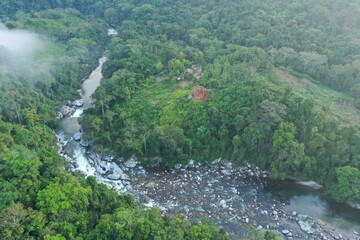 Montañas y ríos de la Sierra Nevada de Santa Marta, Colombia  