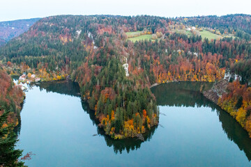 Panorama sur les bassins du Doubs, à Villers-le-Lac, à la frontière entre la France et la Suisse