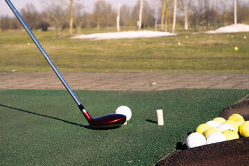 Close Up Golfschläger am Golfball auf einer Driving Ranch