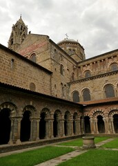 Fototapeta premium Le cloitre de la cathédrale Notre-Dame du Puy-en-Velay