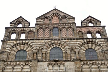 Fototapeta na wymiar La façade de la cathédrale Notre-Dame du Puy-en-Velay