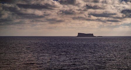 Obraz premium Cliff separate island in the middle of the sea in Malta