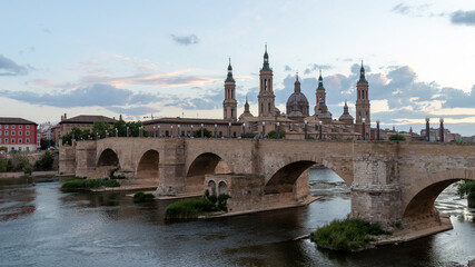 Fototapeta premium Vista a Puente de piedra y el catedral El Pilar en Zaragoza, con cieo azul