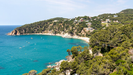 Fototapeta na wymiar VIsta a una cala cerca de Tossa del Mar, con mar azul