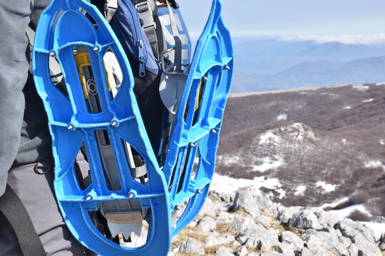 Le racchette da neve o ciaspole in plastica  (o caspe, ciaspe, oppure anche ciastre) sono uno strumento che consente di spostarsi agevolmente a piedi sulla neve fresca. Escursionismo  e Neve