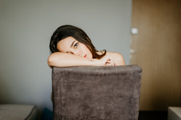 Mujer sentada en paz