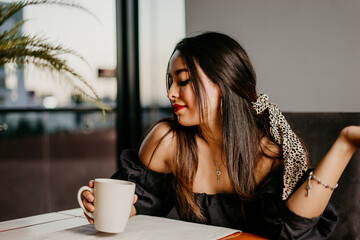 Mujer disfrutando de una taza de cafe