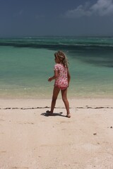 Fototapeta premium Lagon et petite fille