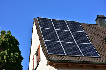 Hausdach mit Solarkollektoren