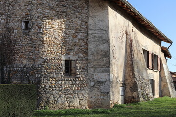 Ancien prieuré Notre Dame des Anges vu de l'extérieur, ville de Blyes, département de l'Ain, France