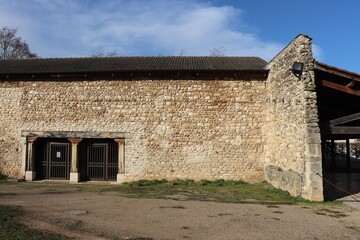 Ancien prieuré Notre Dame des Anges vu de l'extérieur, ville de Blyes, département de l'Ain, France