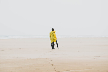 Un paseo frío por la playa. 