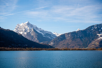 Fototapeta na wymiar Alpres suizos y lago Walensee