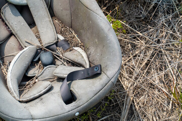 不法投棄されたチャイルドシートの写真。環境問題のイメージ。