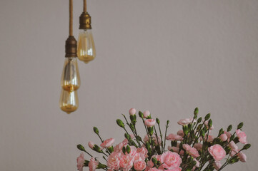 Bluumenstrauss und Edisonlampe