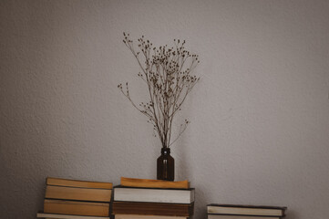Trockenblumen auf Büchern
