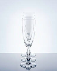 Obraz premium Three glass champagne flutes arranged one after another