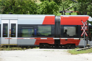 Eisenbahn-Übergang in Altmünster, Oberösterreich, Österreich, Europa - Railway crossing in Altmünster, Upper Austria, Austria, Europe