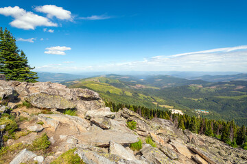 Fototapeta na wymiar Steep mountain and lake views from the peak of Mt Spokane State Park overlooking the Spokane Washington area on a summer day.