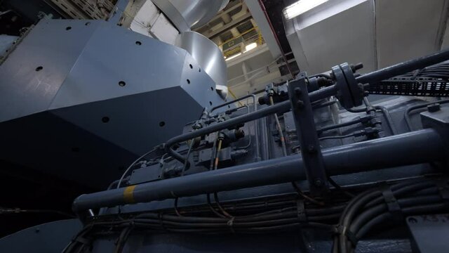 Shaft generator and gear next main engine of ship