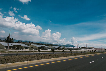 Fototapeta na wymiar nubes sobre carretera 