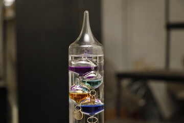 Título: TERMOMETRO GALILEO GALILEY.ESFERAS, COLORES, TEMPERATURA, TRMOMETRO ALCOL, AMBIENTE, CLIMA, TEMPORIZADOR, CURIOCIDAD,