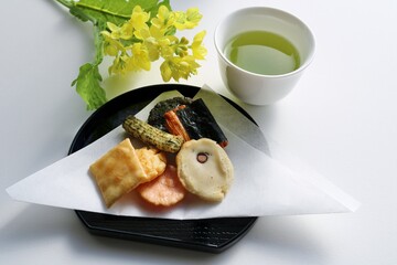 お茶の時間　せんべい　緑茶　菜の花