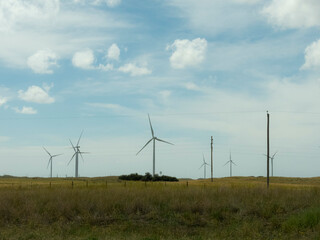 Fototapeta na wymiar Ruta de argentina con el fondo un parque eolico
