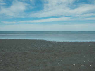 Vista desde la playa con el fondo el mar