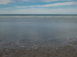 Vista desde la playa con el fondo el mar