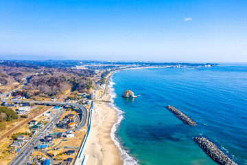 冬の磯浜海岸と遠方の二ツ島（茨城県北茨城市）