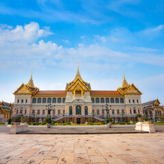 Naklejka premium The Grand Palace of Thailand in Bangkok, built in 1782, made up of numerous buildings, halls, pavilions set around open lawns, gardens and courtyards