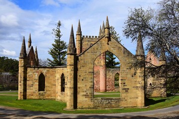 Obraz premium picturesque ruins in summer of the gothic-style convict church at the port arthur historic site, port arthur, tasmania, australia