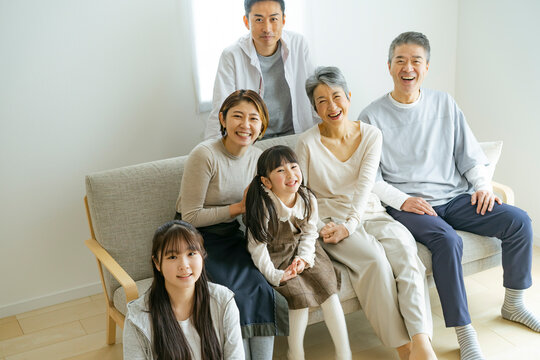 リビングでくつろぐ日本人三世代家族