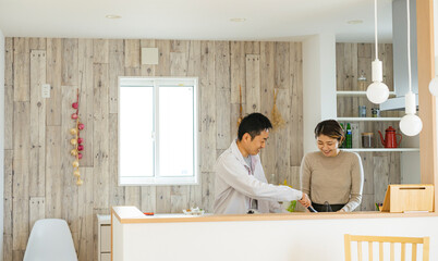 一緒にキッチンに立つ日本人夫婦