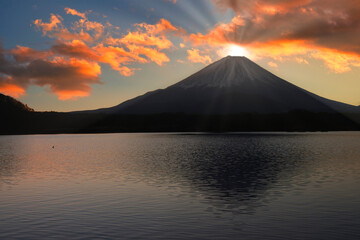 Fototapeta na wymiar 富士山に沈む夕日と夕焼け雲