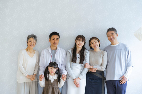 笑顔の日本人三世代家族