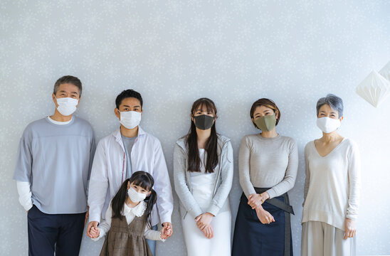マスクをつけた日本人三世代家族