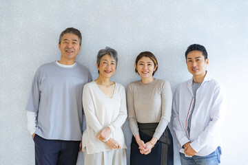 笑顔の日本人二世代家族
