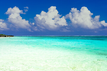 Fototapeta na wymiar 沖縄・宮古島の美しいサンゴ礁の海
