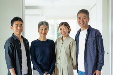 笑顔の二世代家族