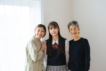 笑顔の三世代日本人女性