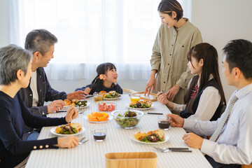 朝食を食べる日本人三世代家族