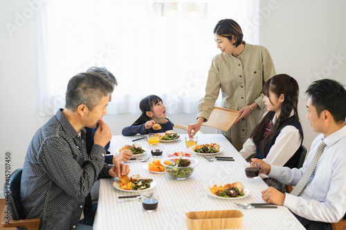 朝食を食べる日本人三世代家族 Wall Mural Wallpaper Murals Arc Image Gallery
